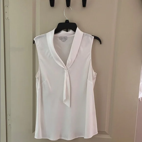 Chic White Sleeveless Blouse - Picture 1 of 2